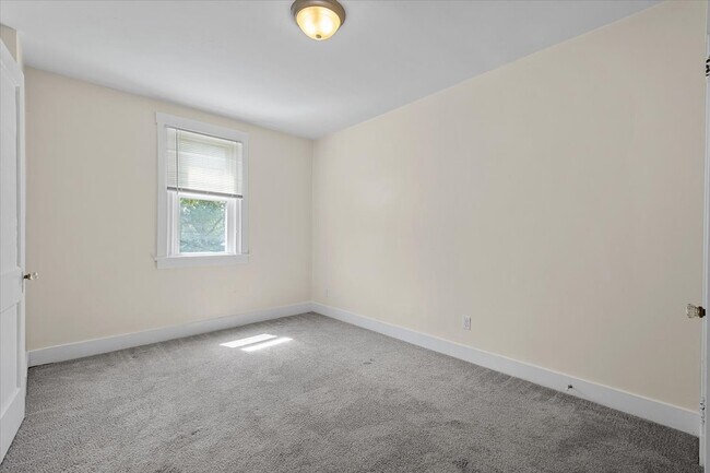 Building Photo - 915 Chartiers Ave