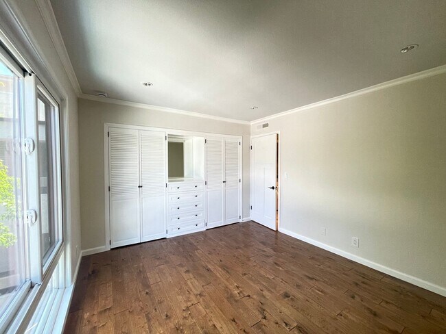 Building Photo - Prime Pasadena Condo