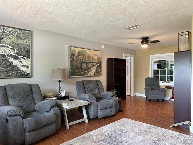 Building Photo - 818 Mendoza Dr