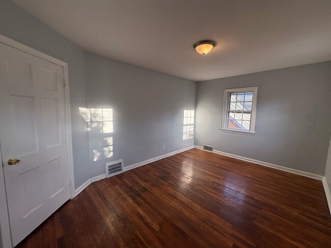 Building Photo - Charming 3 Bedroom for Rent In Cleveland H...