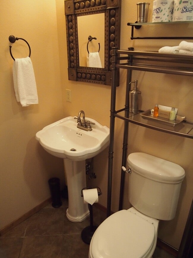 Building Photo - 2 Bedroom 2 bath, Hillside Whitefish Lake Condo