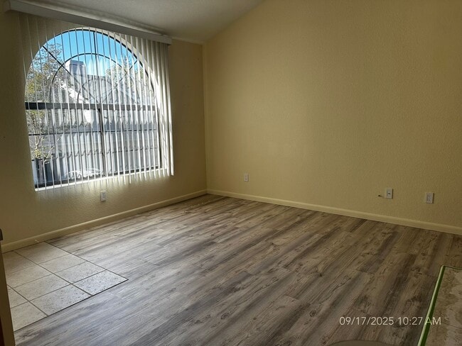 Building Photo - Upstairs One-bedroom Condo