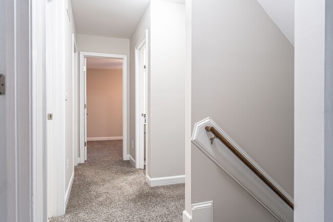 Building Photo - 135 Almond Dr