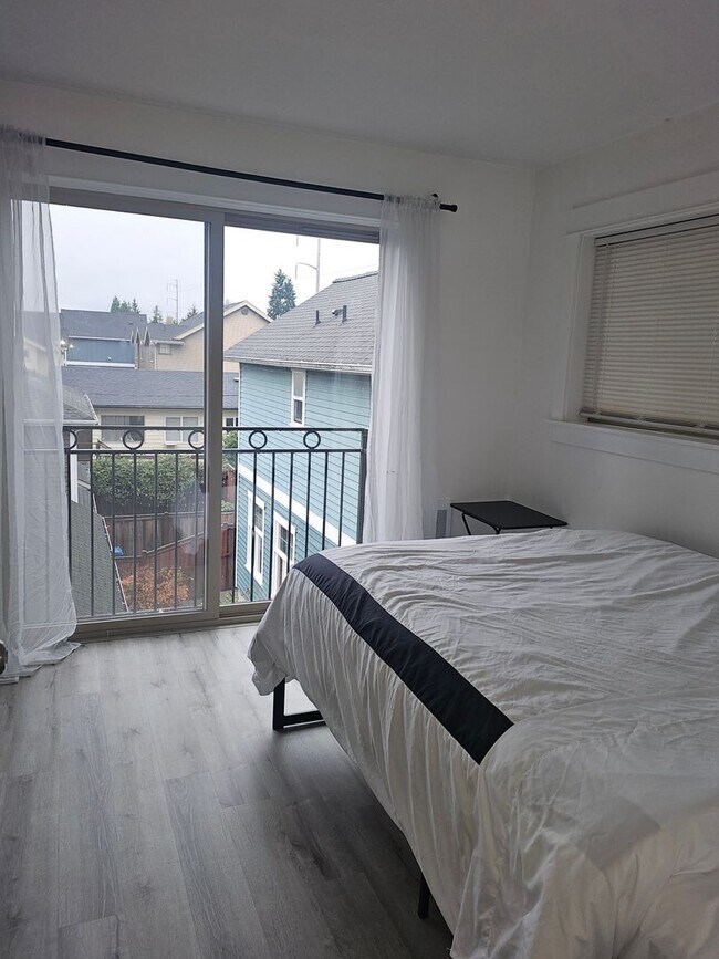 Building Photo - Spacious 3 Bedroom Townhome in West Seattle!
