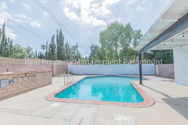 Building Photo - Pool and high ceilings, fully refurbished.