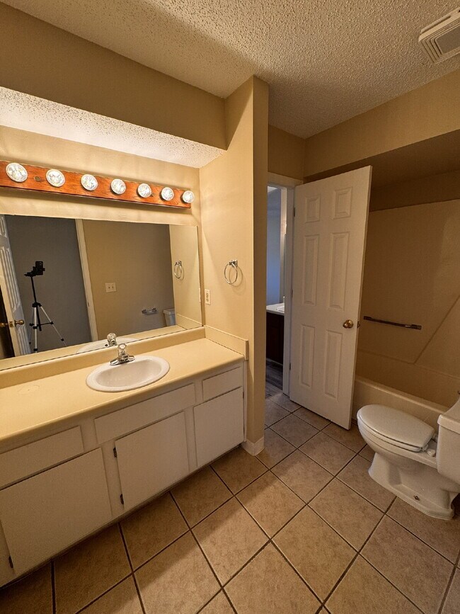 Building Photo - 1818 S 13th Pl