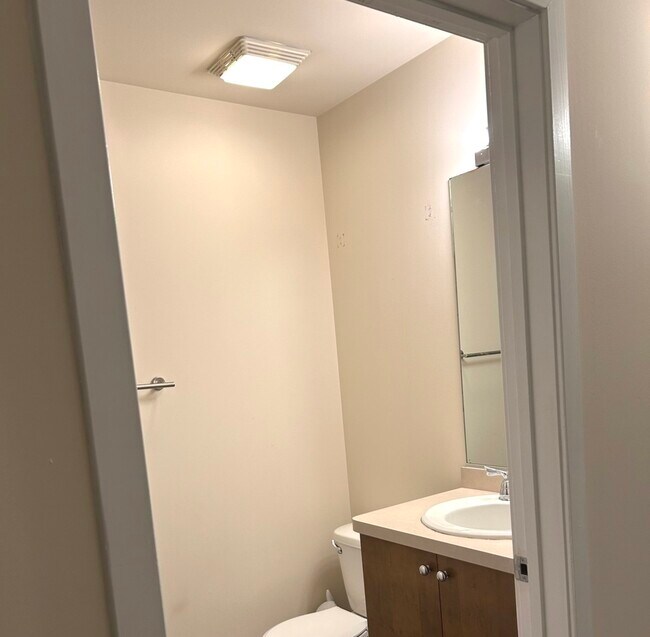 Building Photo - 873 N Larrabee St