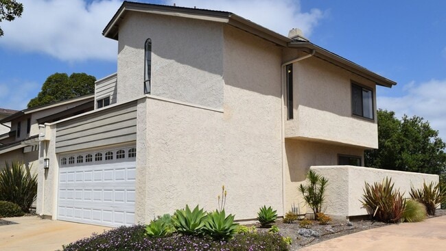 Building Photo - Stunning 4BR 2.5BA UTC Townhome - Updated ...