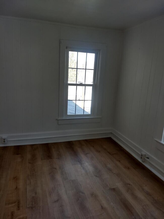 Building Photo - 118-120 W 6th St