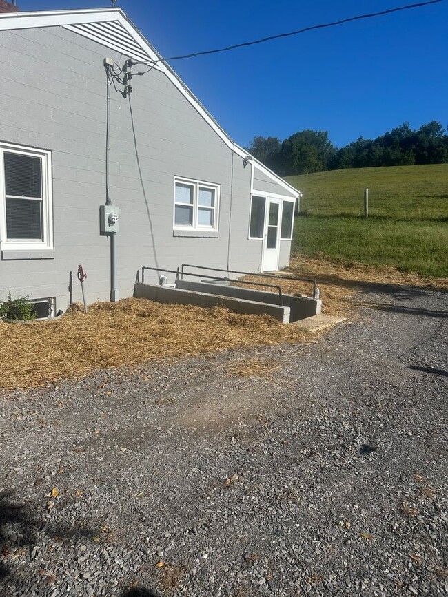 Building Photo - Cute 2BR, 1 Ba cottage in the country - Newly renovated