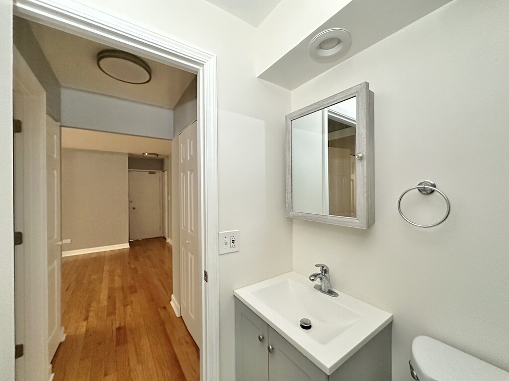 Building Photo - 6830 N Sheridan Rd