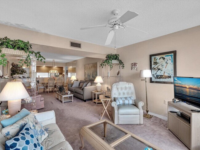 Building Photo - 6049 Balboa Cir