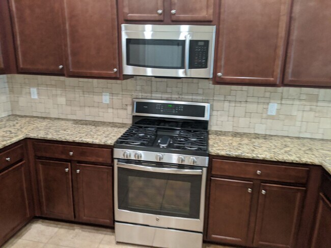 Building Photo - Newer construction home with open floor plan and nice upgrades. Clovis unified schools.