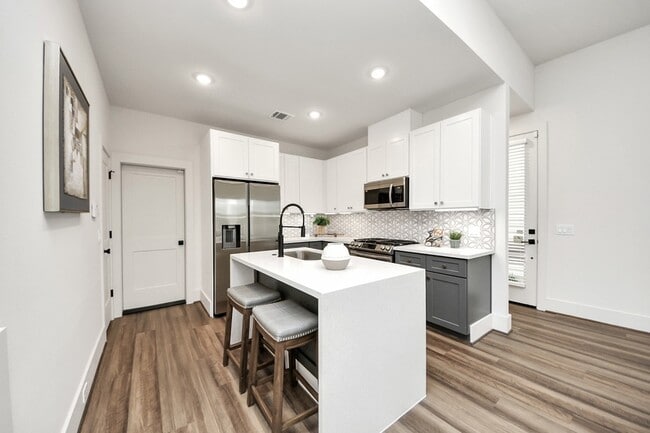 Building Photo - 879 Rachel St