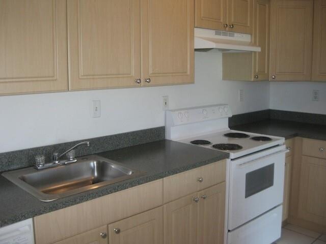 Building Photo - 605 S Pine Island Rd