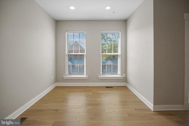 Building Photo - 621 Parkside Pl NE