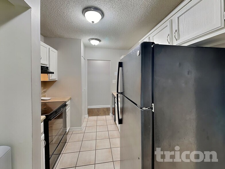 Building Photo - 2916 Vestal Pl