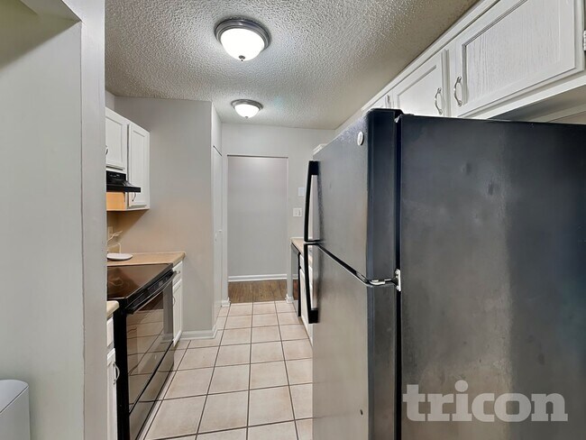 Building Photo - 2916 Vestal Pl