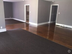 Building Photo - BACK ON THE MARKET!! RENT ME!!!