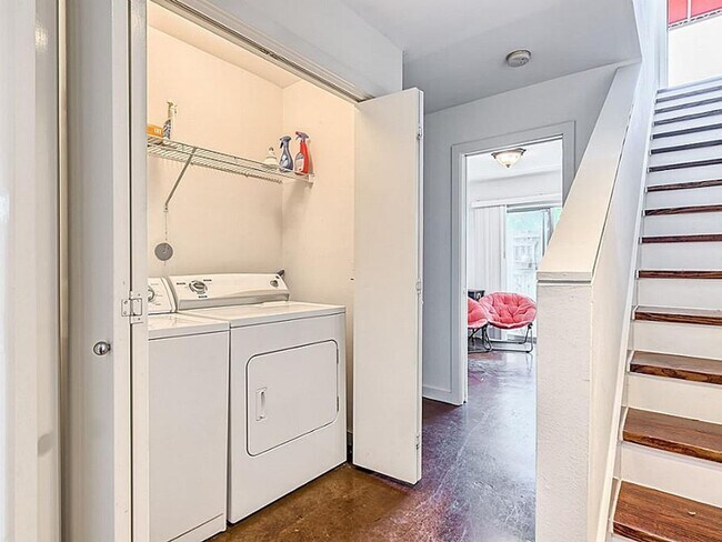 Building Photo - Charming, modern, 3 Bedroom Townhome in Ho...