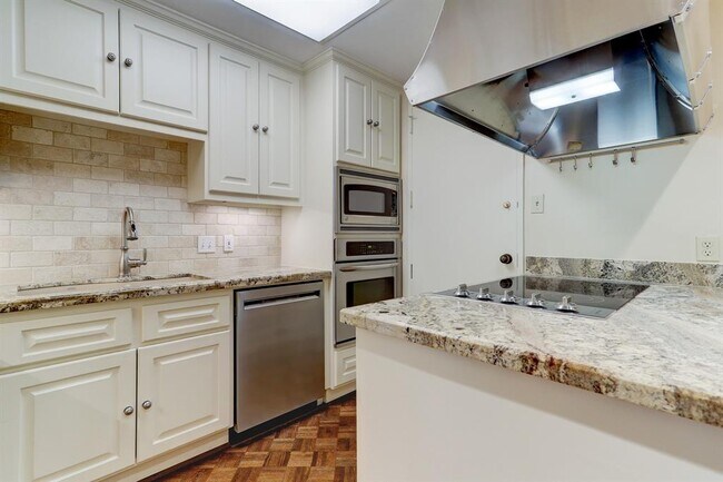 Building Photo - 5555 Del Monte Dr