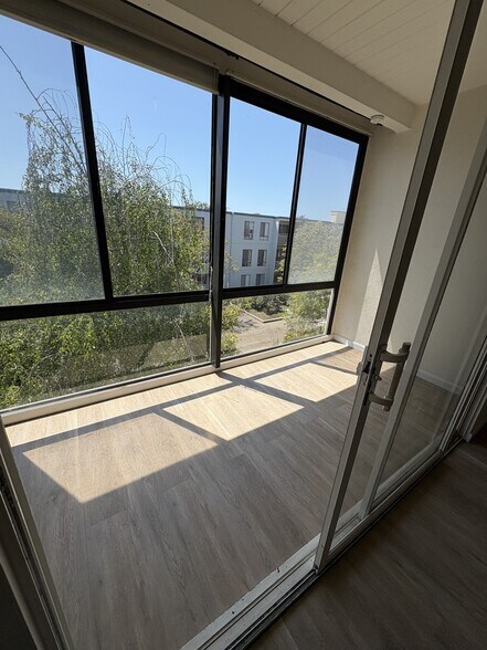 Enclosed Balcony - 3 Commodore Dr