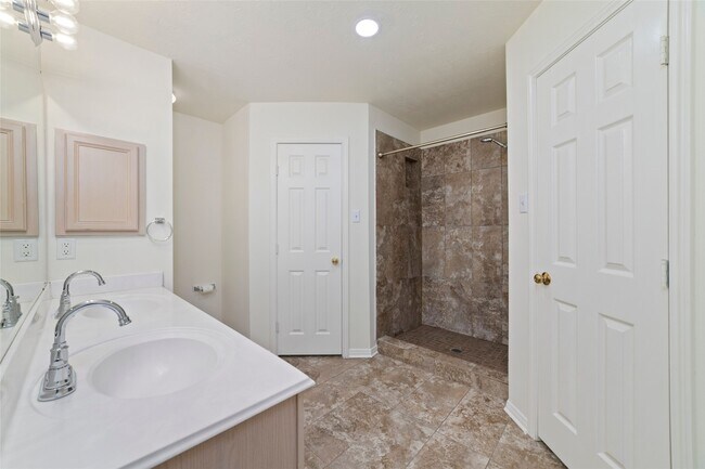 Building Photo - 17075 Great Glen Dr