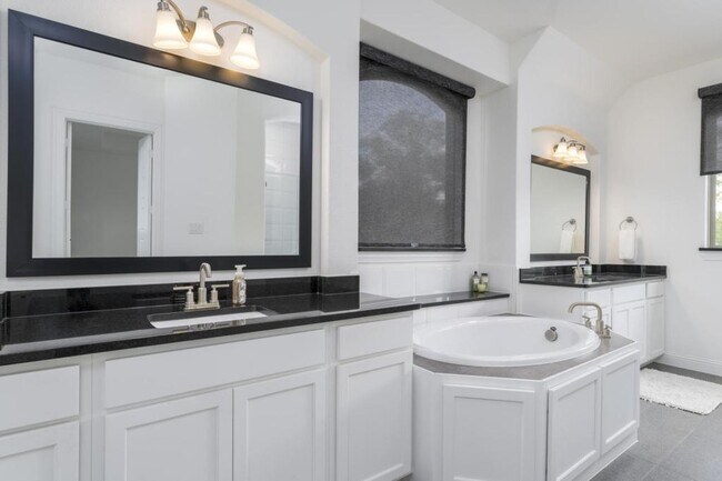 Building Photo - 2302 Royal Dove Ln