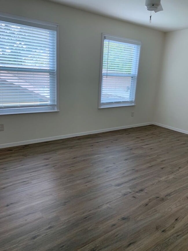 Building Photo - 4 bedroom, 2.5 bathroom, and 2 car garage house