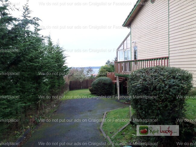Building Photo - INCREDIBLE VIEWS!! Large 2-Bedroom + Den Duplex with 3-Car Garage in Fantastic Federal Way Neighb...