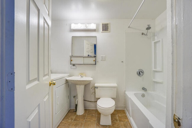 Building Photo - COUNTRY LIVING JUST OUTSIDE Of washougal