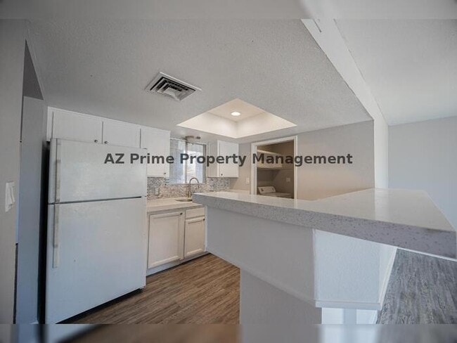Building Photo - 4704 S La Rosa Dr