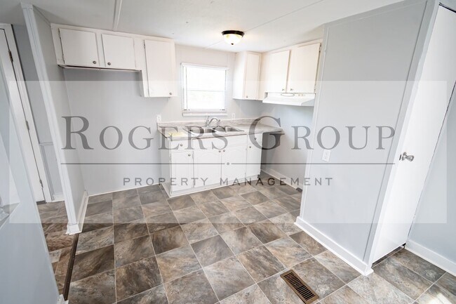 Building Photo - 385 Julian Smith Rd