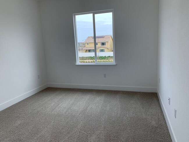 Building Photo - Large Executive home with tons of upgrades.