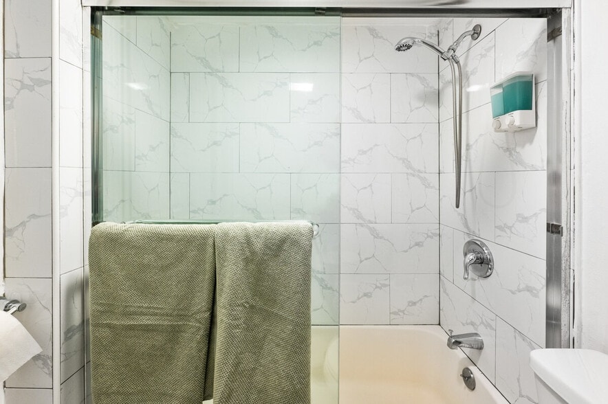 Building Photo - 252 E 33rd St