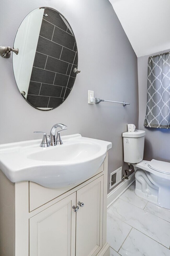 Building Photo - Bright and Beautiful Benning Ridge Abode