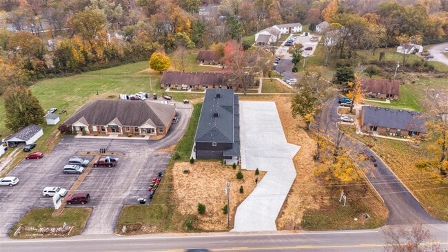 Building Photo - 913 W 9th St