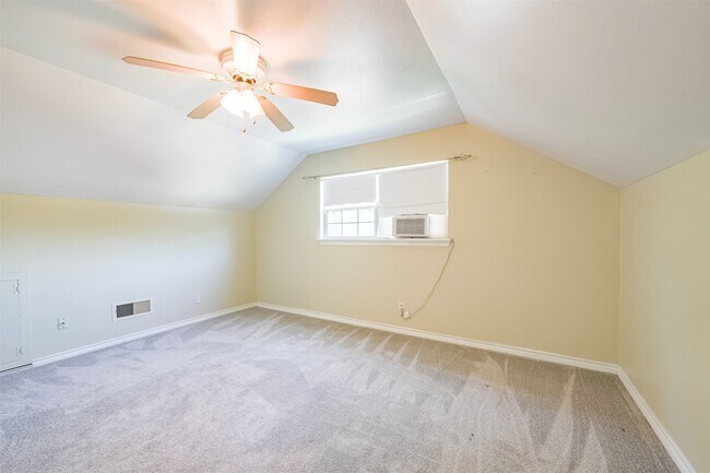 Building Photo - 201 Meadowlawn St