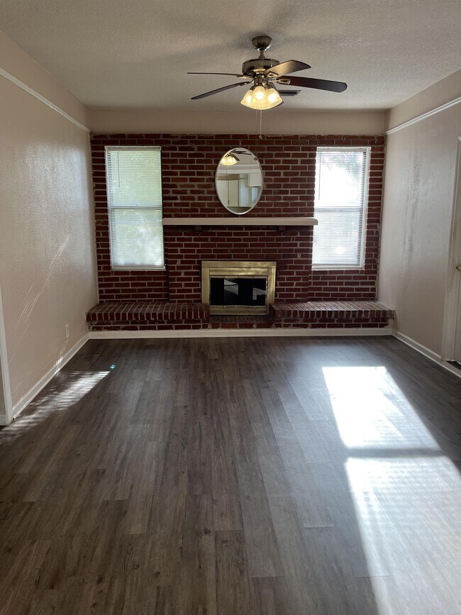 Building Photo - 5105 Hollycrest Dr