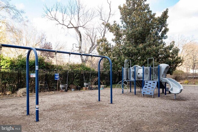 Building Photo - 302 N St SW