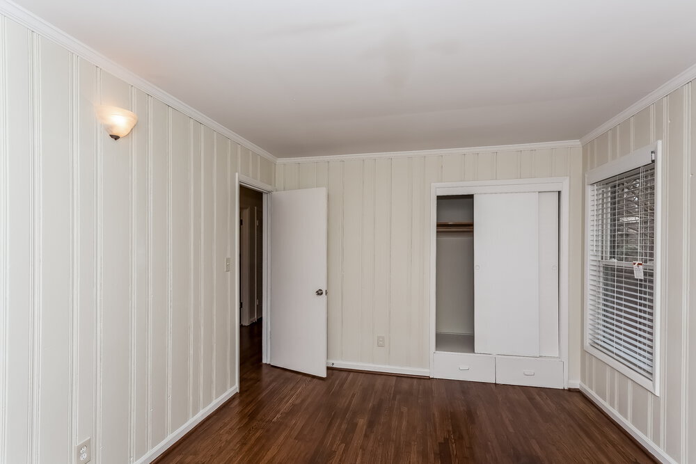 Building Photo - 2432 Woodacres Rd NE