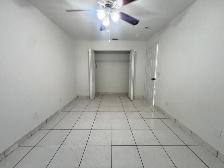 Building Photo - 1096 Staghorn St