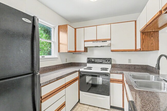 Building Photo - Two bedroom, one and a half bathroom end townhome in Harrisburg
