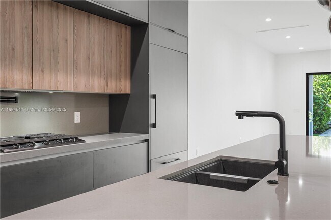 Building Photo - 813 NE 17th Terrace