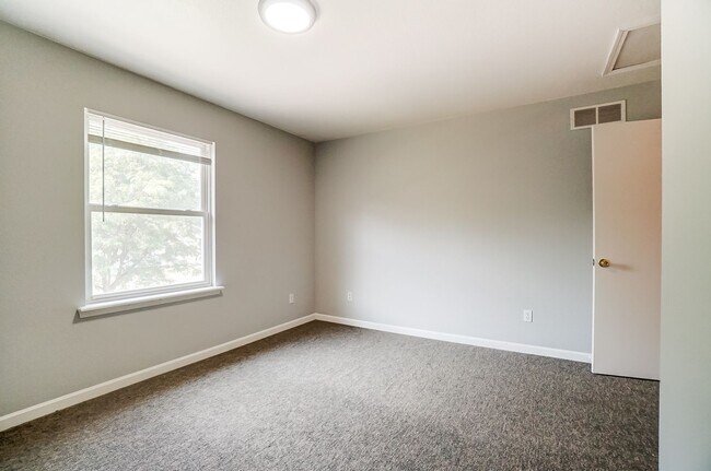 Building Photo - 3704 Willow Run Dr