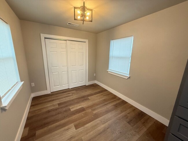 Building Photo - Beautiful Bungalow