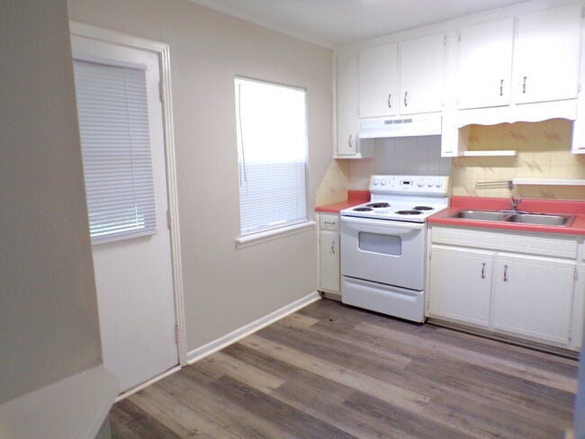 Building Photo - Move-In Ready 3-Bed Home with New Flooring...