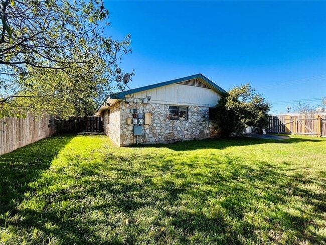 Building Photo - 12005 Charing Cross Rd