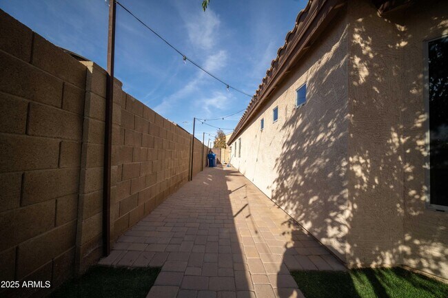 Building Photo - 11725 W Flanagan St