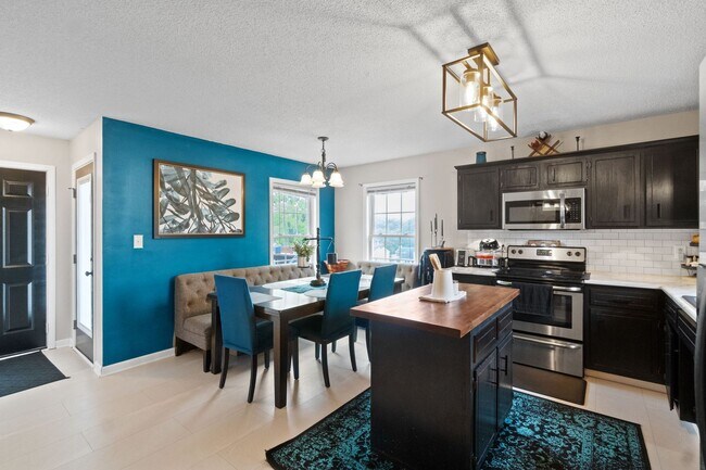 Building Photo - Lovely home in Peach Tree - Waiting for you to call home for the Holidays!